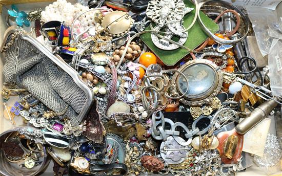 Quantity of costume jewellery